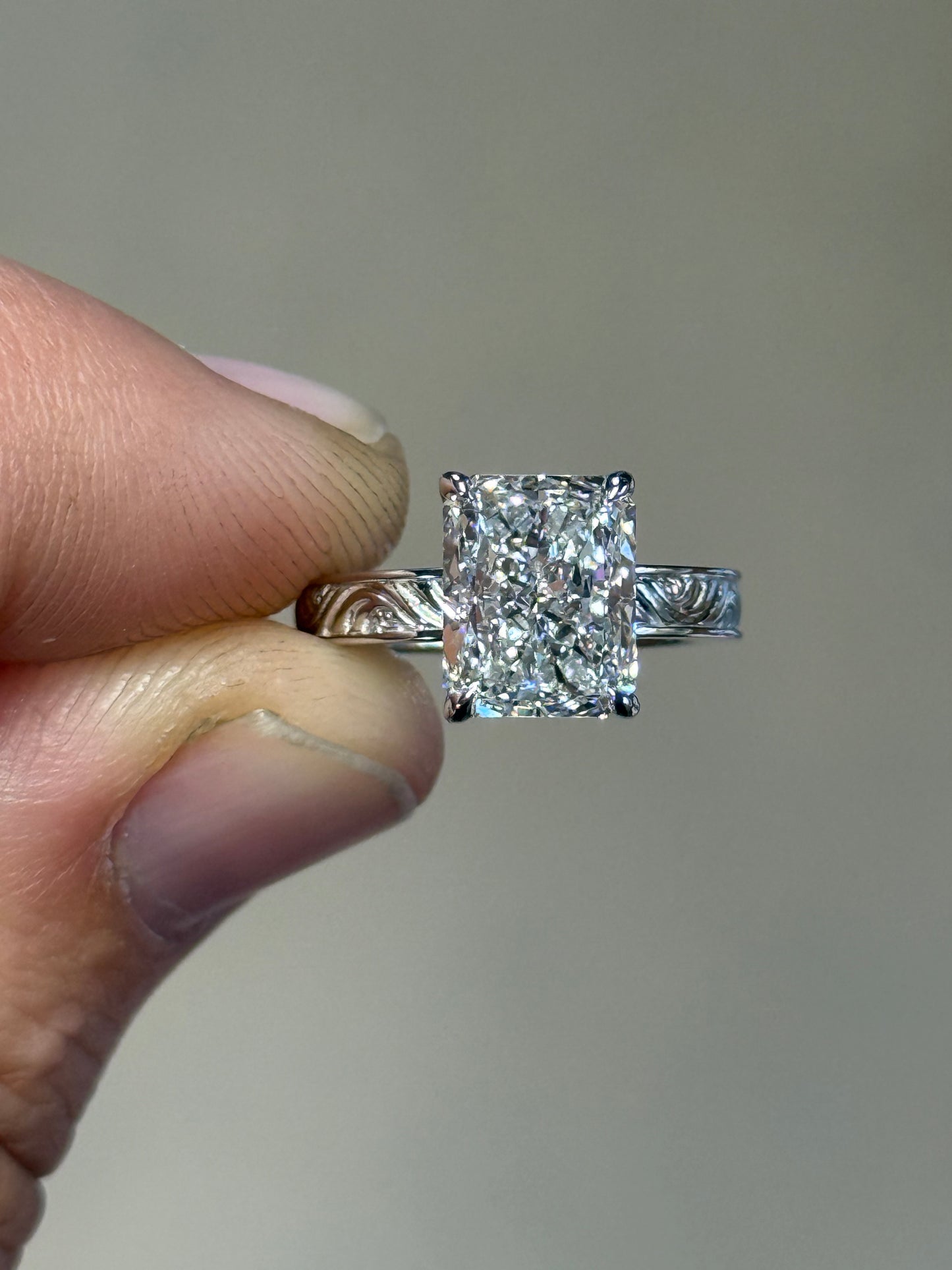 Bentley 4.25US 10K White Gold DIAMOND Engagement Ring
