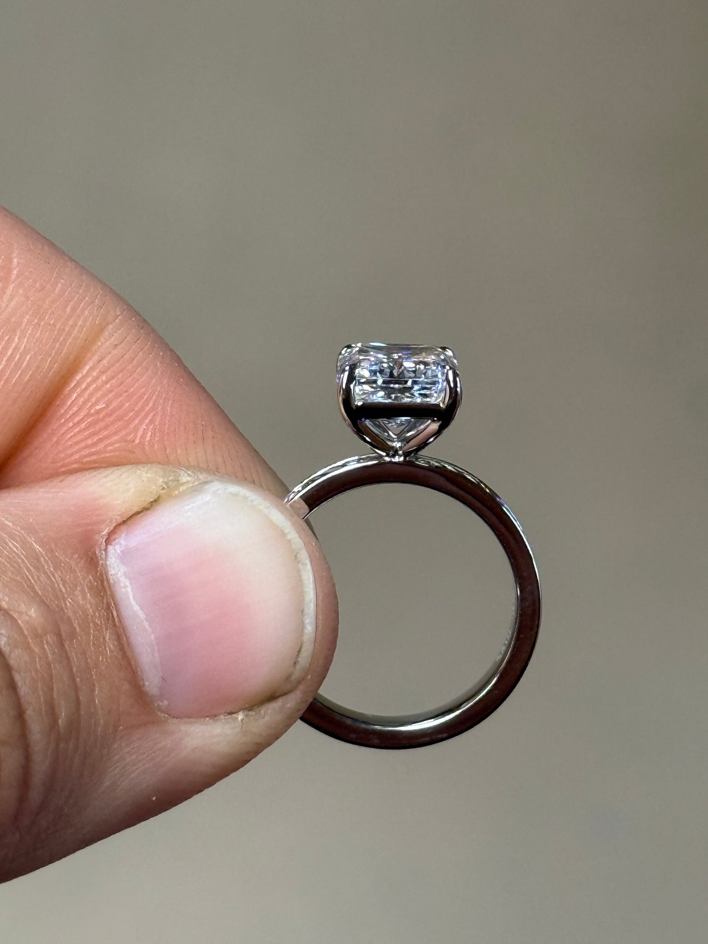Bentley 4.25US 10K White Gold DIAMOND Engagement Ring