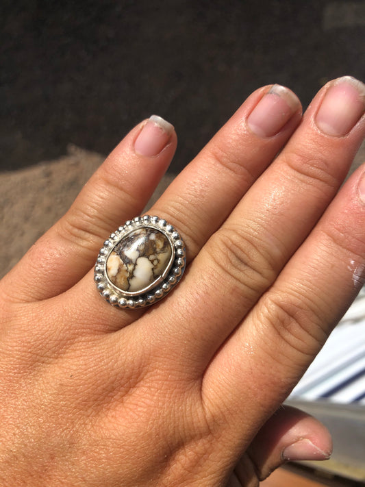 9US Winnie White Horse Stone w/ Pattern Band Sterling Silver Ring