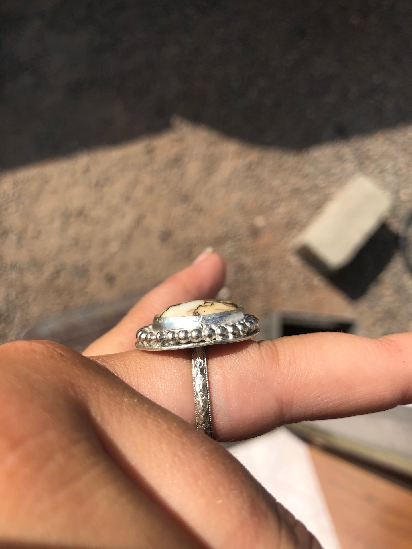 9US Winnie White Horse Stone w/ Pattern Band Sterling Silver Ring